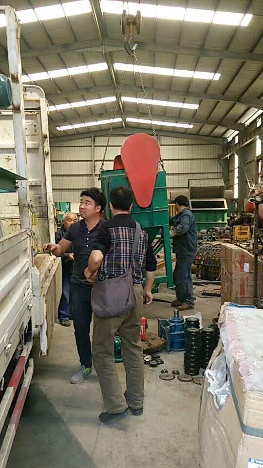 金属撕碎机出口现场